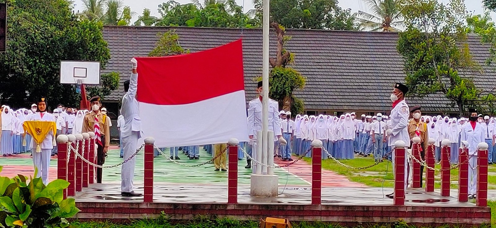 Kegiatan Upacara Bendera Terakhir untuk Kelas XII