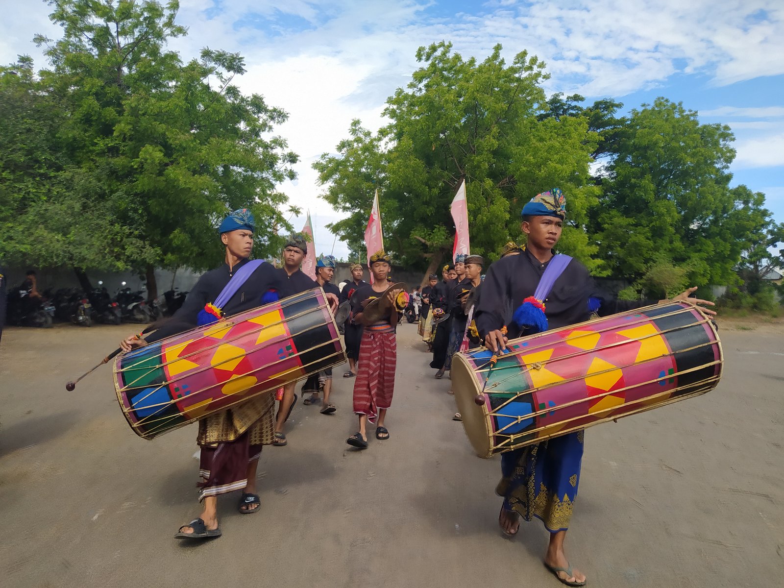 Gendang Beleq Sanggar Beringin SMANJI Meriahkan Acara Penutupan Kades Cup III Labuhan Haji