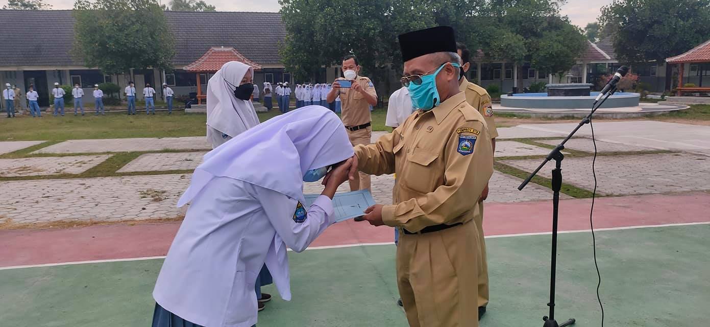 Penyerahan kartu peserta KSN tingkat provinsi oleh kepala sekolah