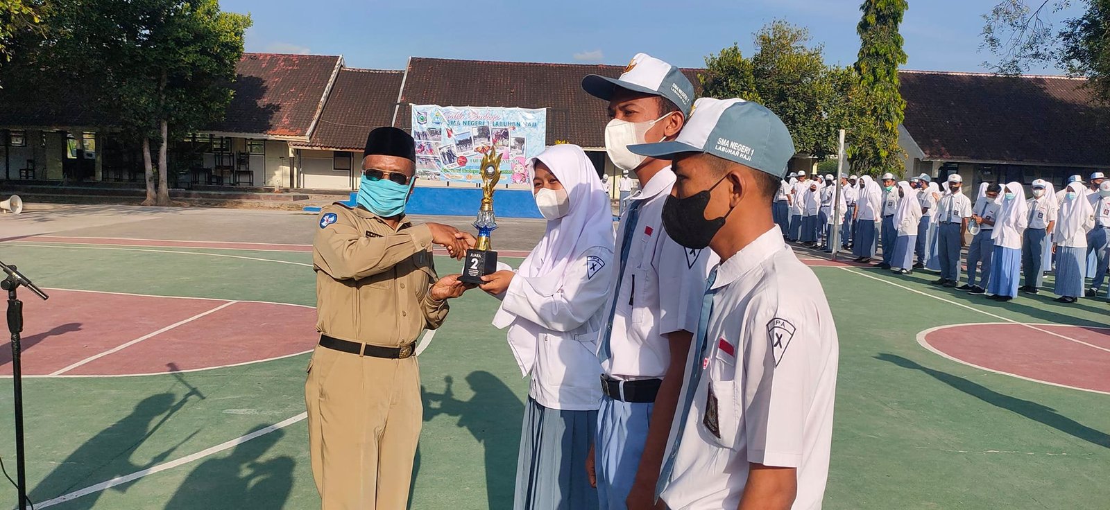 Pemberian Hadiah Juara Lomba Sabtu Budaya dan Hari Batik Nasional