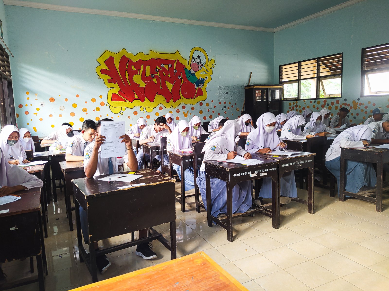 Pelaksanaan Penilaian Tengah Semester hari Pertama SMAN 1 Labuhan Haji berjalan lancar